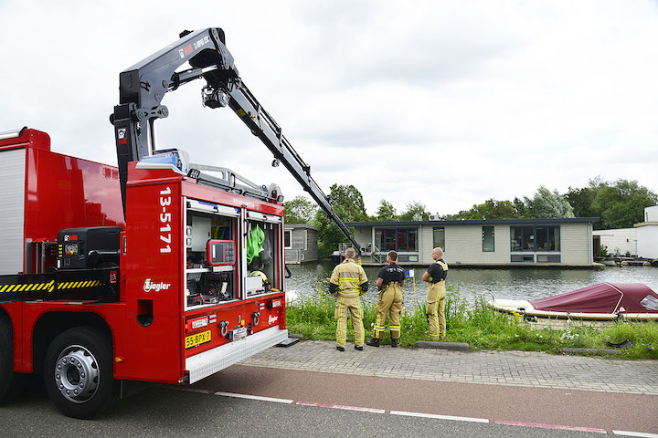 2021/118/20210806-12u17 GB 015 Auto te water Nieuwemeerdijk.jpg